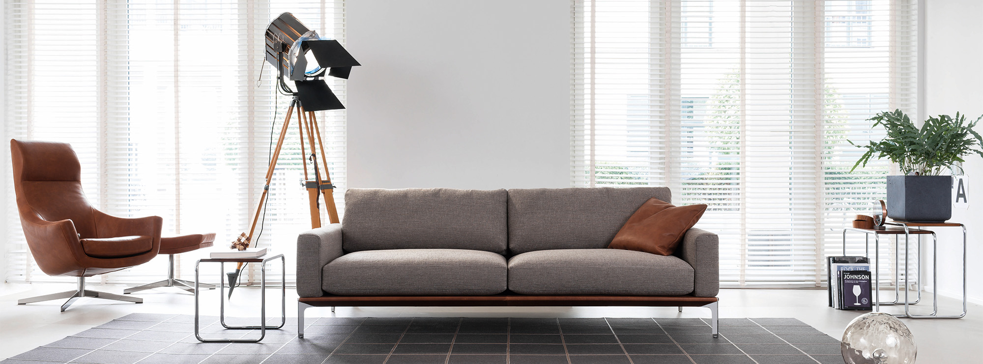 neutrales Sofa mit Bartels-Schriftzug an der Wand